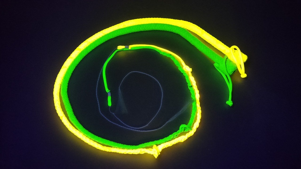 deze-bullwhip-in-neon-paracord-is-een-must-have-voor-de-liefhebbers-van-scherpe-pijn-en-blacklight-spel-met-zijn-totale-lengte-van-amper-160-cm-kan-je-hiermee-overal-aan-de-slag-9