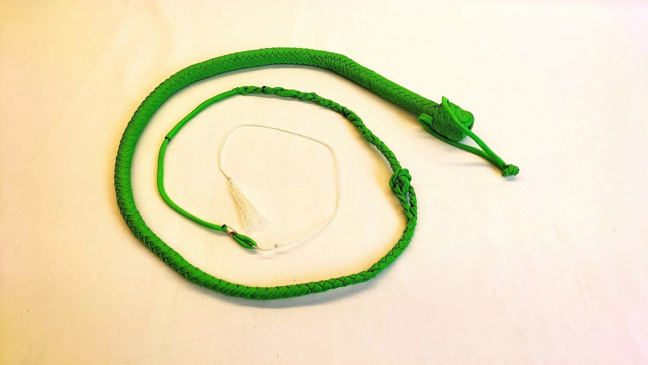 deze-bullwhip-in-neon-paracord-is-een-must-have-voor-de-liefhebbers-van-scherpe-pijn-en-blacklight-spel-met-zijn-totale-lengte-van-amper-160-cm-kan-je-hiermee-overal-aan-de-slag-5