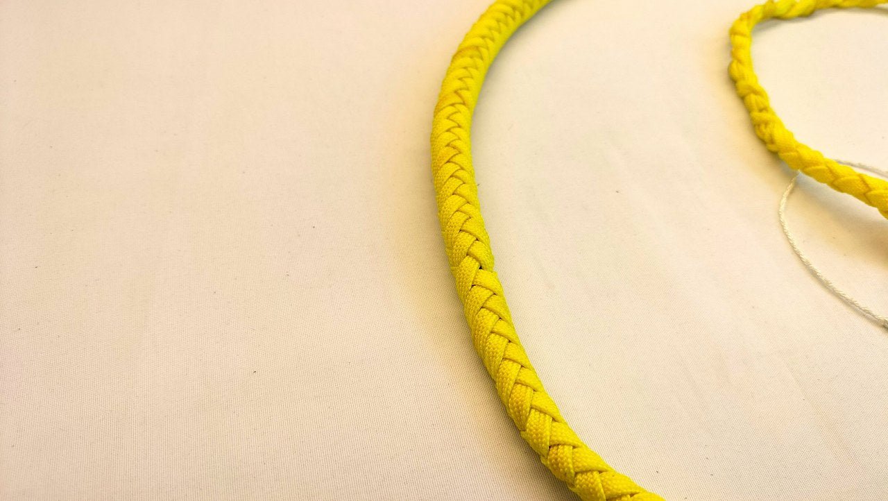 deze-bullwhip-in-neon-paracord-is-een-must-have-voor-de-liefhebbers-van-scherpe-pijn-en-blacklight-spel-met-zijn-totale-lengte-van-amper-160-cm-kan-je-hiermee-overal-aan-de-slag-2