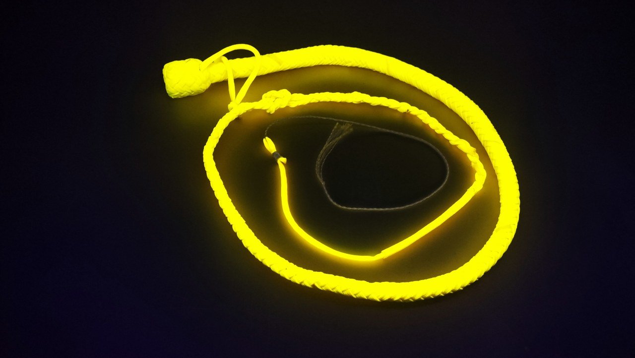 deze-bullwhip-in-neon-paracord-is-een-must-have-voor-de-liefhebbers-van-scherpe-pijn-en-blacklight-spel-met-zijn-totale-lengte-van-amper-160-cm-kan-je-hiermee-overal-aan-de-slag-4
