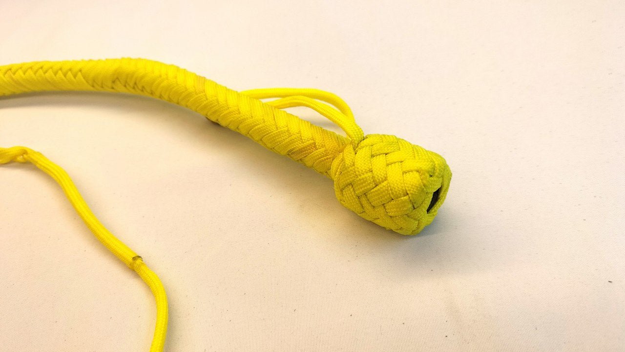 deze-bullwhip-in-neon-paracord-is-een-must-have-voor-de-liefhebbers-van-scherpe-pijn-en-blacklight-spel-met-zijn-totale-lengte-van-amper-160-cm-kan-je-hiermee-overal-aan-de-slag-3