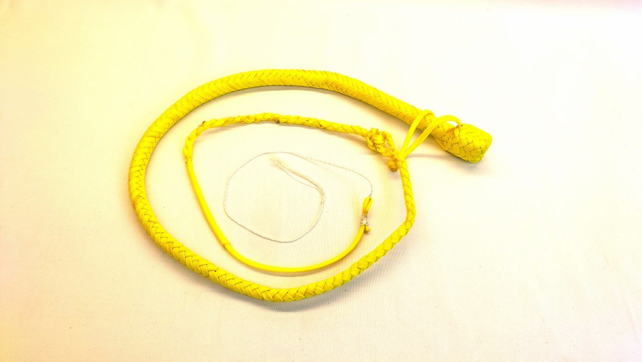 deze-bullwhip-in-neon-paracord-is-een-must-have-voor-de-liefhebbers-van-scherpe-pijn-en-blacklight-spel-met-zijn-totale-lengte-van-amper-160-cm-kan-je-hiermee-overal-aan-de-slag-1