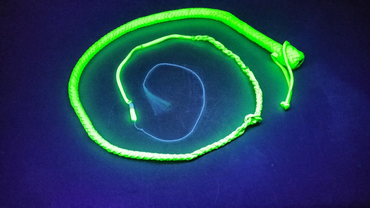 deze-bullwhip-in-neon-paracord-is-een-must-have-voor-de-liefhebbers-van-scherpe-pijn-en-blacklight-spel-met-zijn-totale-lengte-van-amper-160-cm-kan-je-hiermee-overal-aan-de-slag-8