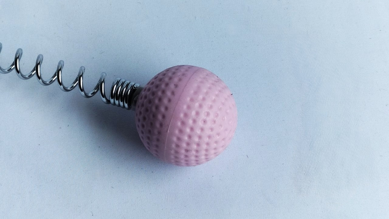 deze-golfbal-cane-met-veer-zorgt-gegarandeerd-voor-marks-op-het-lichaam-van-je-subje-dat-doet-ie-dankzij-de-deep-impact-die-hij-voor-zijn-rekeining-neemt-3
