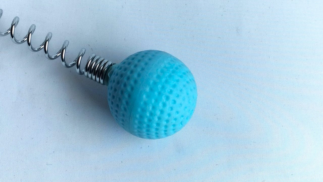 deze-golfbal-cane-met-veer-zorgt-gegarandeerd-voor-marks-op-het-lichaam-van-je-subje-dat-doet-ie-dankzij-de-deep-impact-die-hij-voor-zijn-rekeining-neemt-4