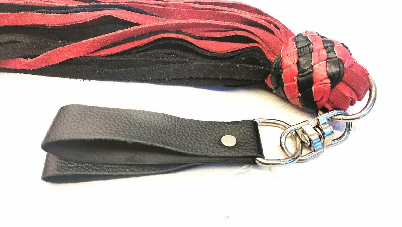 POI Flogger 50 Falls Rood/Zwart Suede - Point of Impact Zweep 64cm - BDSM - SM - speeltjes