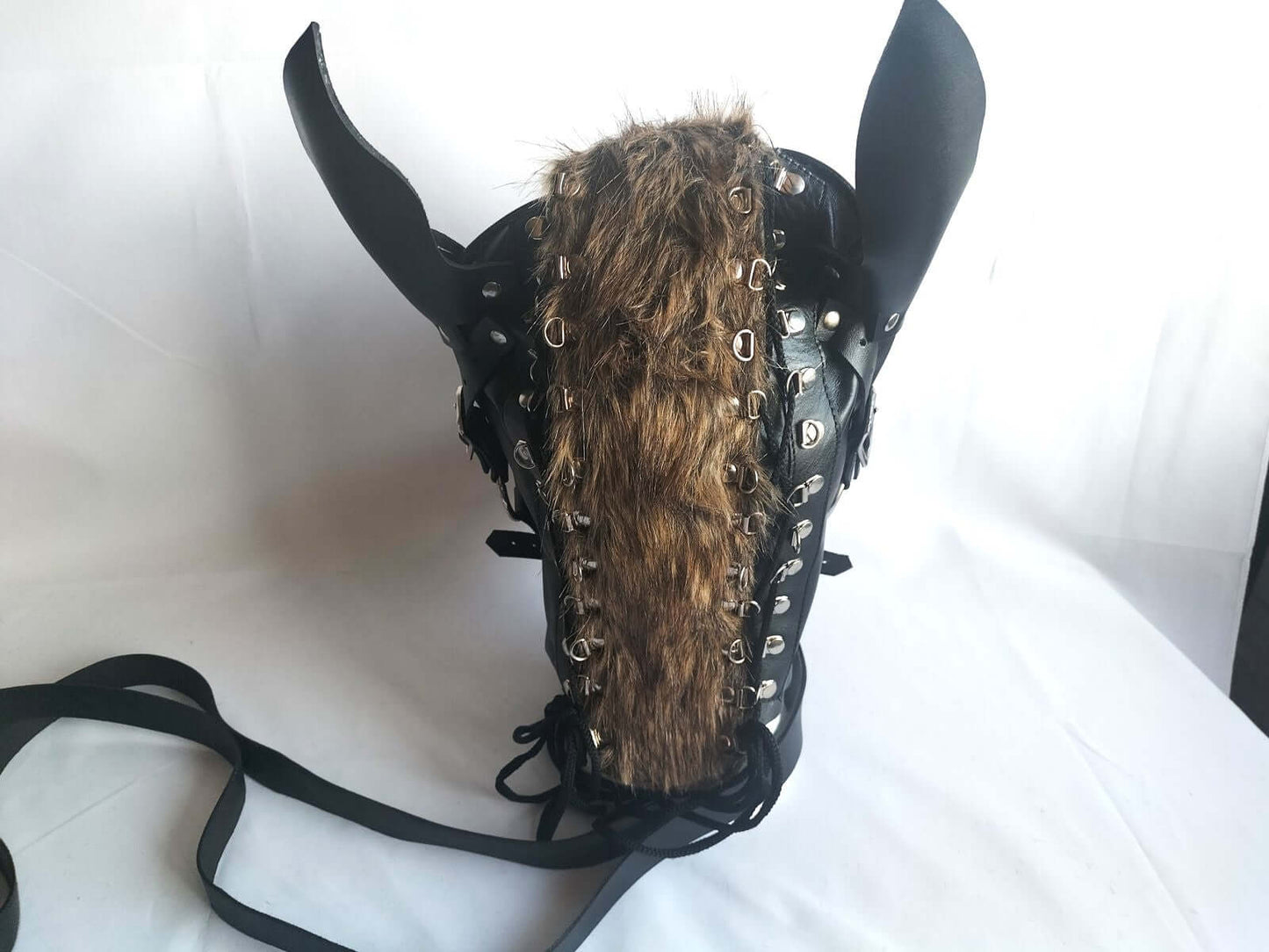 met-dit-pony-of-paard-lederen-masker-kan-je-al-jouw-droom-wensen-laten-uit-komen-en-aan-pony-play-doen-of-gewoon-een-dagje-paard-spelen-op-de-boerderij-het-is-achteraan-voorzien-van-een-dubbel-veter-sluiting-zodat-je niet-snel-ontsnapt-aan-je-nieuwe-menner