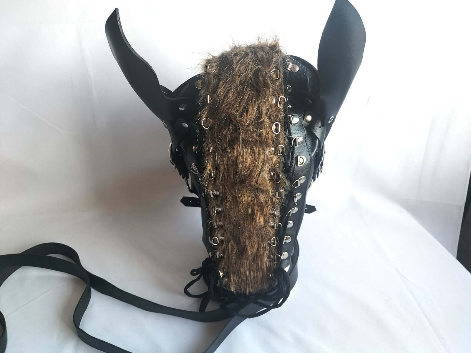 met-dit-pony-of-paard-lederen-masker-kan-je-al-jouw-droom-wensen-laten-uit-komen-en-aan-pony-play-doen-of-gewoon-een-dagje-paard-spelen-op-de-boerderij-het-is-achteraan-voorzien-van-een-dubbel-veter-sluiting-zodat-je niet-snel-ontsnapt-aan-je-nieuwe-menner