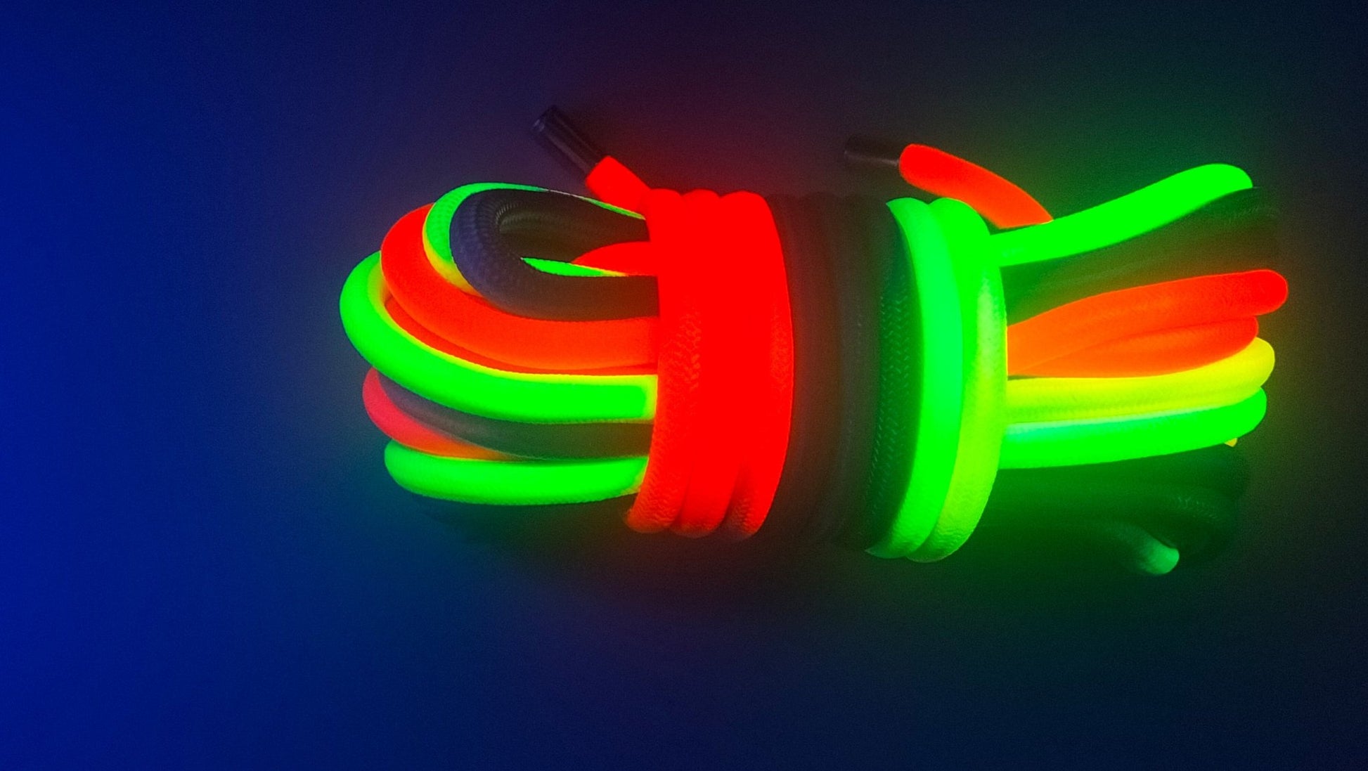 dit-zeven-mm-dikke-rainbow-touw-die-nog-eens-black-light-reageert-is-een-must-have-voor-elke-bondage-fan-het-is-10-meter-lang-en-gemaakt-van-bamboe-zijde-7