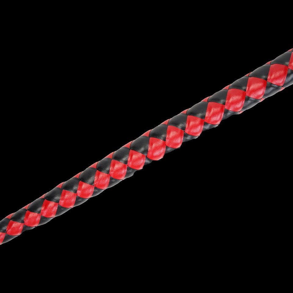 met-deze-rise-zweep-haal-je-jezelf-een-pracht-van-een-bdsm-toy-in-huis-kijk-naar-de-prachtige-weefpatroon-in-zwart-rood-kwaliteit-leer-de-ervaar-het-super-gevoel-van-handeling-en-hoe-licht-ze-zonder-te-licht-te-worden-3