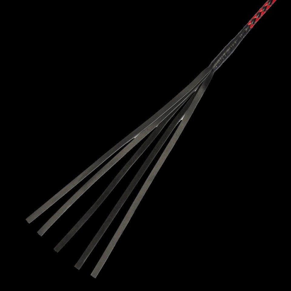 met-deze-rise-zweep-haal-je-jezelf-een-pracht-van-een-bdsm-toy-in-huis-kijk-naar-de-prachtige-weefpatroon-in-zwart-rood-kwaliteit-leer-de-ervaar-het-super-gevoel-van-handeling-en-hoe-licht-ze-zonder-te-licht-te-worden-6