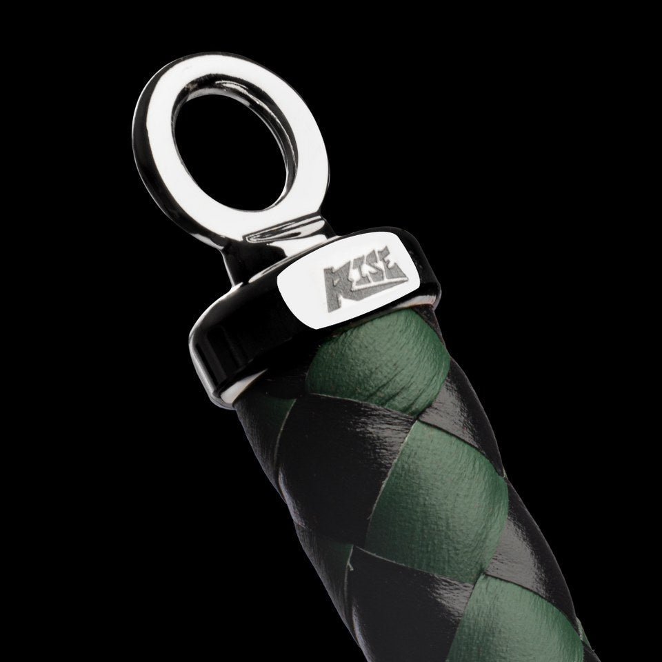 een-met-japanse-roots-singletail-zweep-met-een-heel-aparte-opbouw-die-je-in-europa-niet-vaak-zal-zien-de-zweep-is-heel-erg-licht-180-gram-om-precies-te-zijn-ligt-deze-super-n-de-hand-en-prima-brukbaar-voor-de-wat-kleinere-ruimtes-8