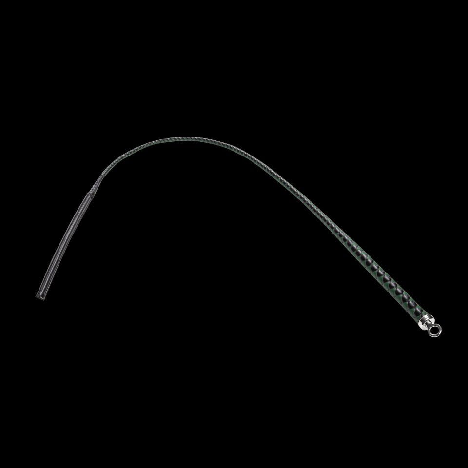 een-met-japanse-roots-singletail-zweep-met-een-heel-aparte-opbouw-die-je-in-europa-niet-vaak-zal-zien-de-zweep-is-heel-erg-licht-180-gram-om-precies-te-zijn-ligt-deze-super-n-de-hand-en-prima-brukbaar-voor-de-wat-kleinere-ruimtes-3