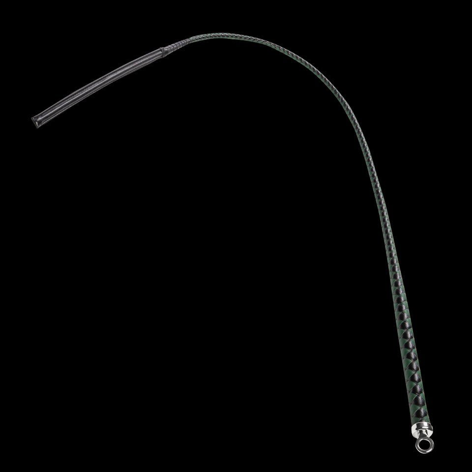 een-met-japanse-roots-singletail-zweep-met-een-heel-aparte-opbouw-die-je-in-europa-niet-vaak-zal-zien-de-zweep-is-heel-erg-licht-180-gram-om-precies-te-zijn-ligt-deze-super-n-de-hand-en-prima-brukbaar-voor-de-wat-kleinere-ruimtes-4