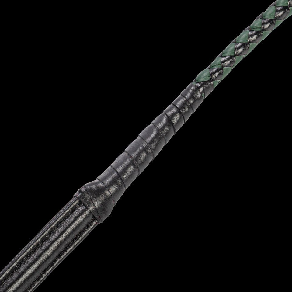 een-met-japanse-roots-singletail-zweep-met-een-heel-aparte-opbouw-die-je-in-europa-niet-vaak-zal-zien-de-zweep-is-heel-erg-licht-180-gram-om-precies-te-zijn-ligt-deze-super-n-de-hand-en-prima-brukbaar-voor-de-wat-kleinere-ruimtes-9