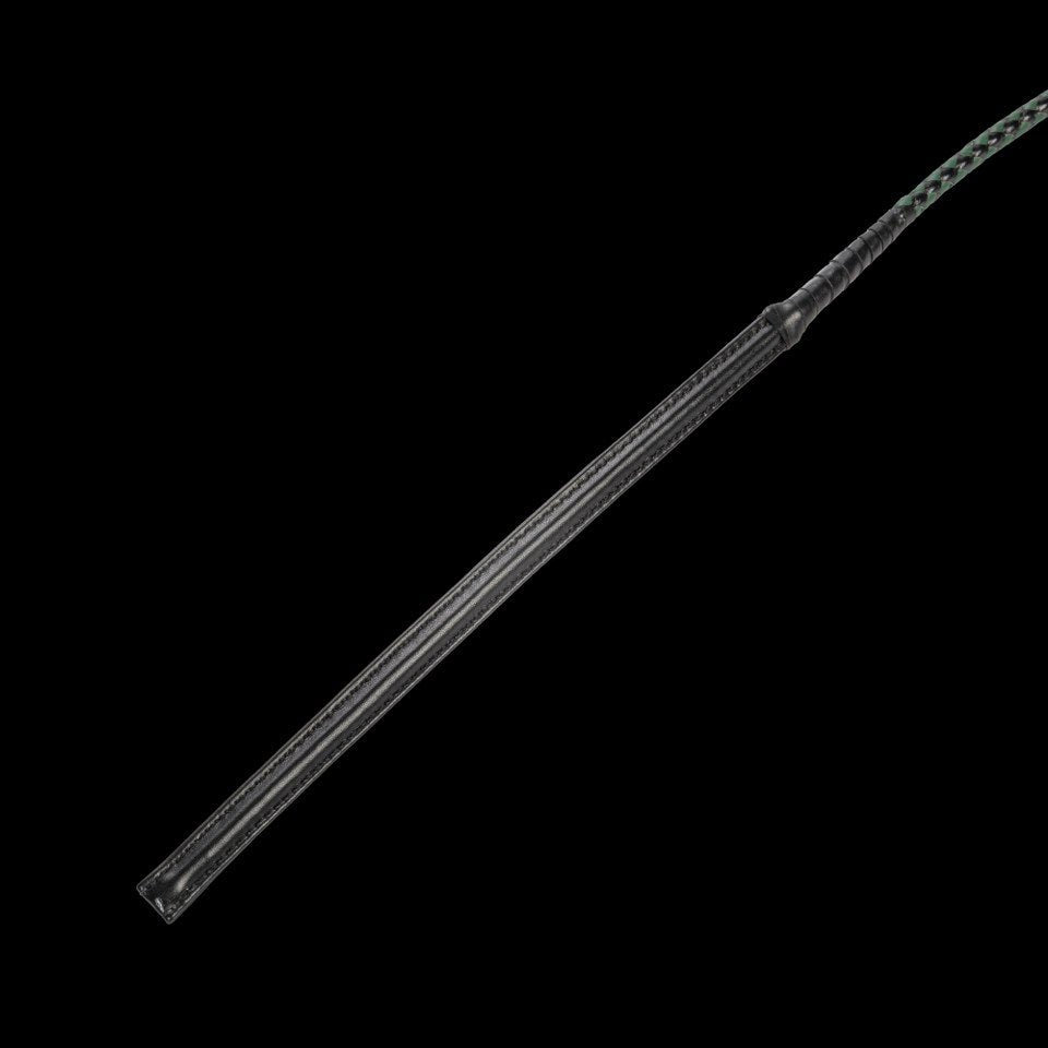 een-met-japanse-roots-singletail-zweep-met-een-heel-aparte-opbouw-die-je-in-europa-niet-vaak-zal-zien-de-zweep-is-heel-erg-licht-180-gram-om-precies-te-zijn-ligt-deze-super-n-de-hand-en-prima-brukbaar-voor-de-wat-kleinere-ruimtes-7