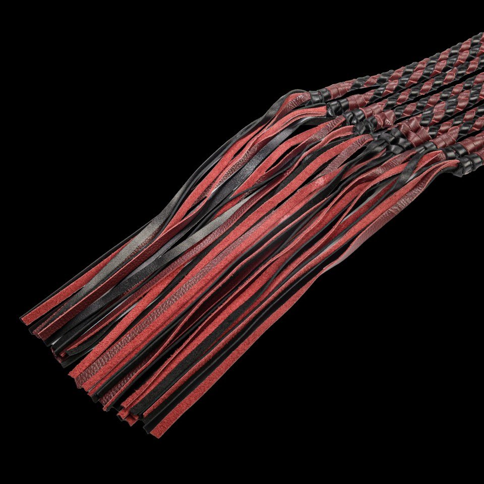 met-deze-gesel-uit-het-betere-gamma-zit-je-gebeiteld-wat-betreft-plezeier-danzij-zijn-10-falls-in-geweven-bordeaux-en-zwart-leer-en-op-het-uiteinde-voorzien-van-lossel-falls-bied-hij-een-zee-aan-mogelijkheden-tijdens-je-bdsm-sessie-deze-bdsm-toy-is-er-eentje-die-je-zeker-zal-bekoren-4