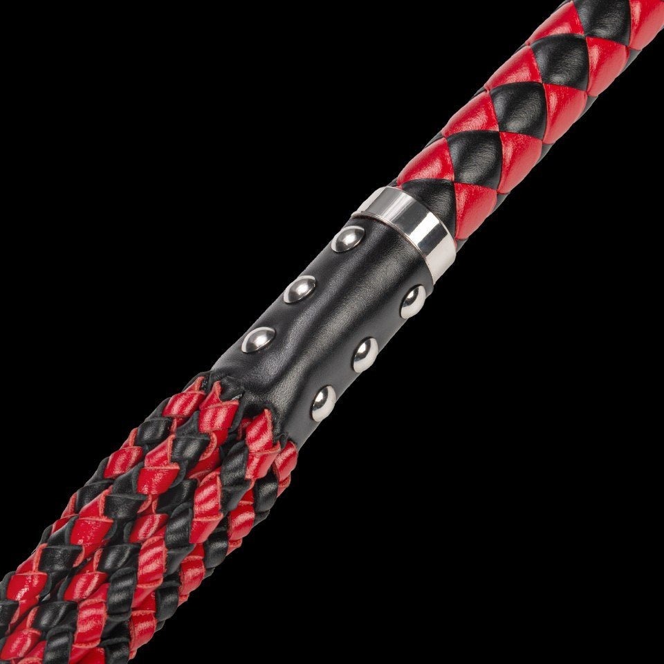 met-deze-gesel-uit-het-betere-gamma-zit-je-gebeiteld-wat-betreft-plezeier-danzij-zijn-10-falls-in-geweven-rood-en-zwart-leer-en-op-het-uiteinde-voorzien-van-lossel-falls-bied-hij-een-zee-aan-mogelijkheden-tijdens-je-bdsm-sessie-deze-bdsm-toy-is-er-eentje-die-je-zeker-zal-bekoren-5