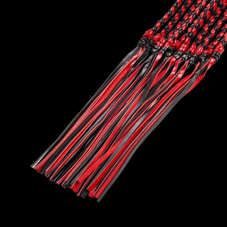 met-deze-gesel-uit-het-betere-gamma-zit-je-gebeiteld-wat-betreft-plezeier-danzij-zijn-10-falls-in-geweven-rood-en-zwart-leer-en-op-het-uiteinde-voorzien-van-lossel-falls-bied-hij-een-zee-aan-mogelijkheden-tijdens-je-bdsm-sessie-deze-bdsm-toy-is-er-eentje-die-je-zeker-zal-bekoren-7