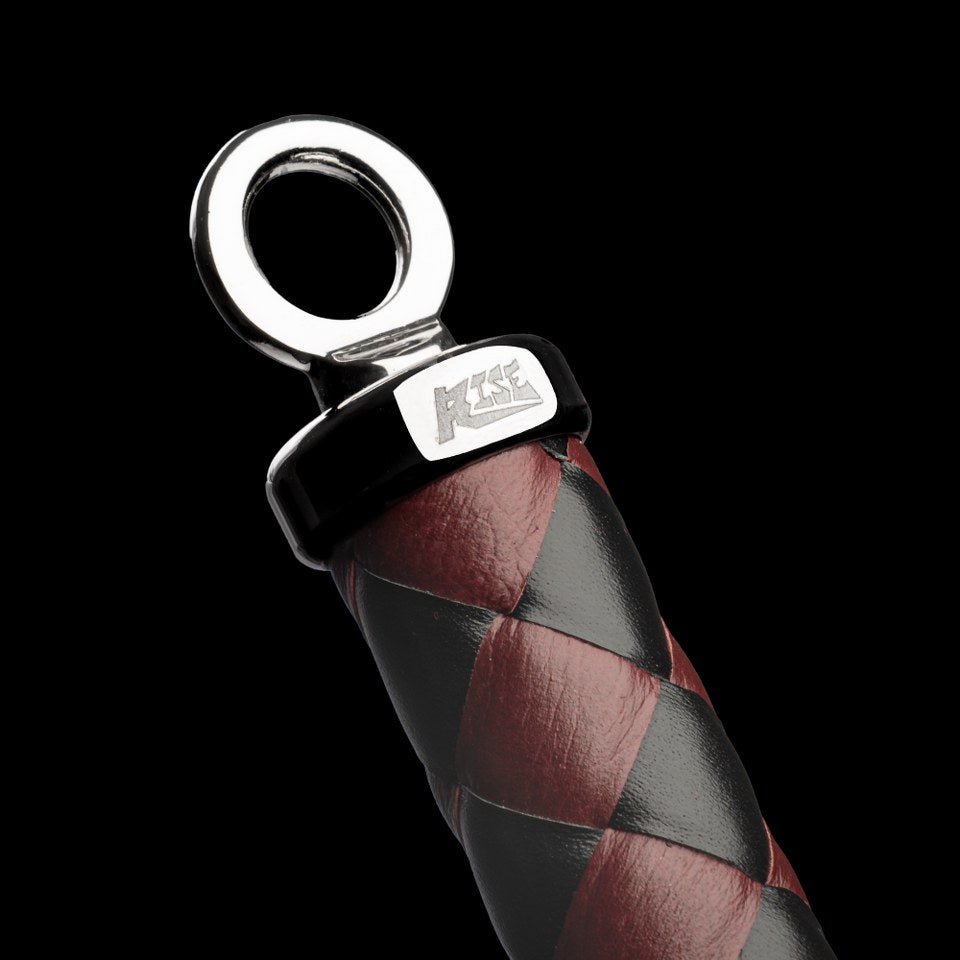 met-deze-gesel-uit-het-betere-gamma-zit-je-gebeiteld-wat-betreft-plezeier-danzij-zijn-10-falls-in-geweven-bordeaux-en-zwart-leer-en-op-het-uiteinde-voorzien-van-lossel-falls-bied-hij-een-zee-aan-mogelijkheden-tijdens-je-bdsm-sessie-deze-bdsm-toy-is-er-eentje-die-je-zeker-zal-bekoren-8