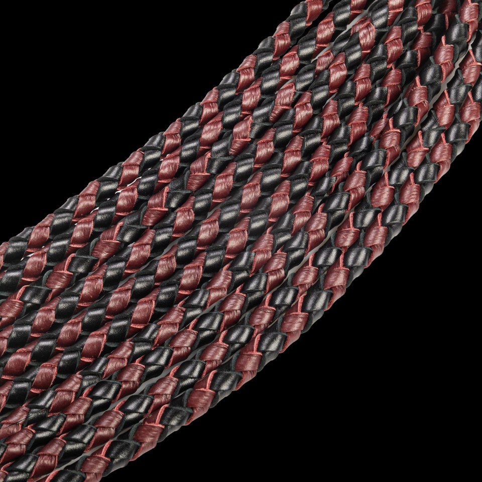 met-deze-gesel-uit-het-betere-gamma-zit-je-gebeiteld-wat-betreft-plezeier-danzij-zijn-10-falls-in-geweven-bordeaux-en-zwart-leer-en-op-het-uiteinde-voorzien-van-lossel-falls-bied-hij-een-zee-aan-mogelijkheden-tijdens-je-bdsm-sessie-deze-bdsm-toy-is-er-eentje-die-je-zeker-zal-bekoren-7