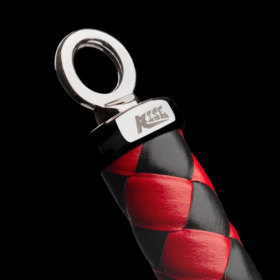 met-deze-gesel-uit-het-betere-gamma-zit-je-gebeiteld-wat-betreft-plezeier-danzij-zijn-10-falls-in-geweven-rood-en-zwart-leer-en-op-het-uiteinde-voorzien-van-lossel-falls-bied-hij-een-zee-aan-mogelijkheden-tijdens-je-bdsm-sessie-deze-bdsm-toy-is-er-eentje-die-je-zeker-zal-bekoren-8