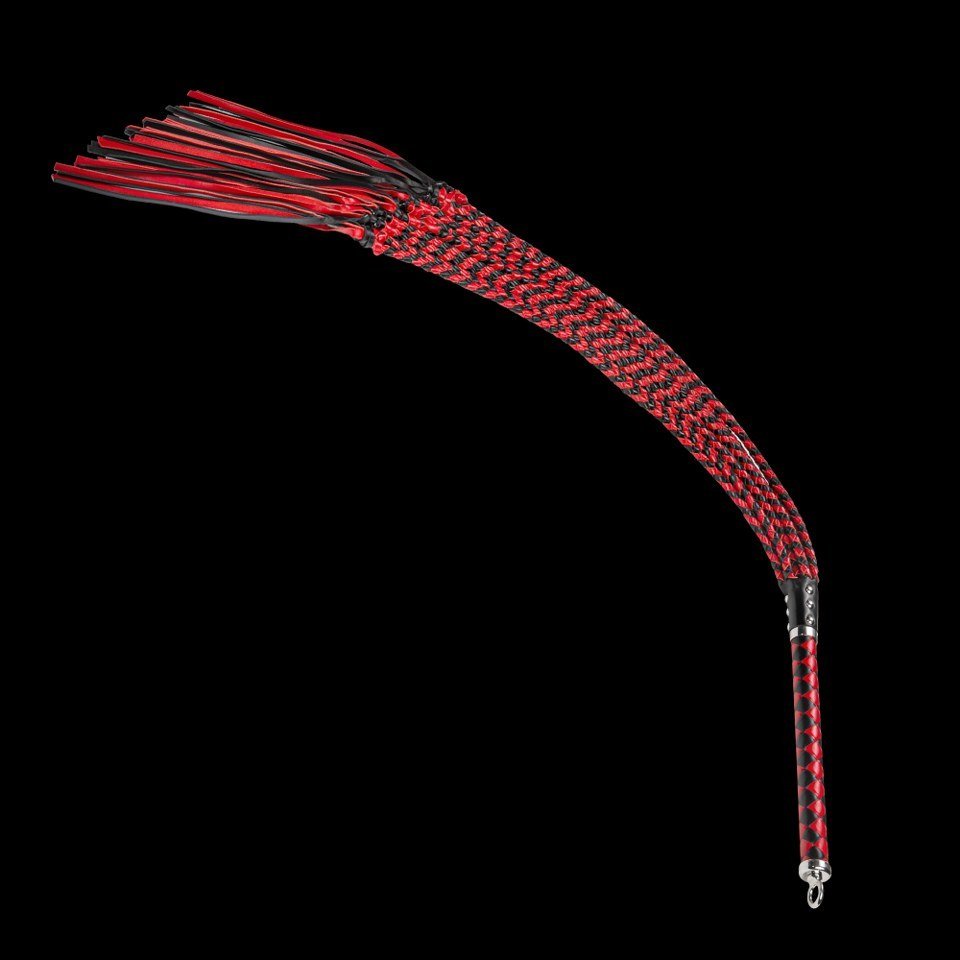 met-deze-gesel-uit-het-betere-gamma-zit-je-gebeiteld-wat-betreft-plezeier-danzij-zijn-10-falls-in-geweven-rood-en-zwart-leer-en-op-het-uiteinde-voorzien-van-lossel-falls-bied-hij-een-zee-aan-mogelijkheden-tijdens-je-bdsm-sessie-deze-bdsm-toy-is-er-eentje-die-je-zeker-zal-bekoren-3
