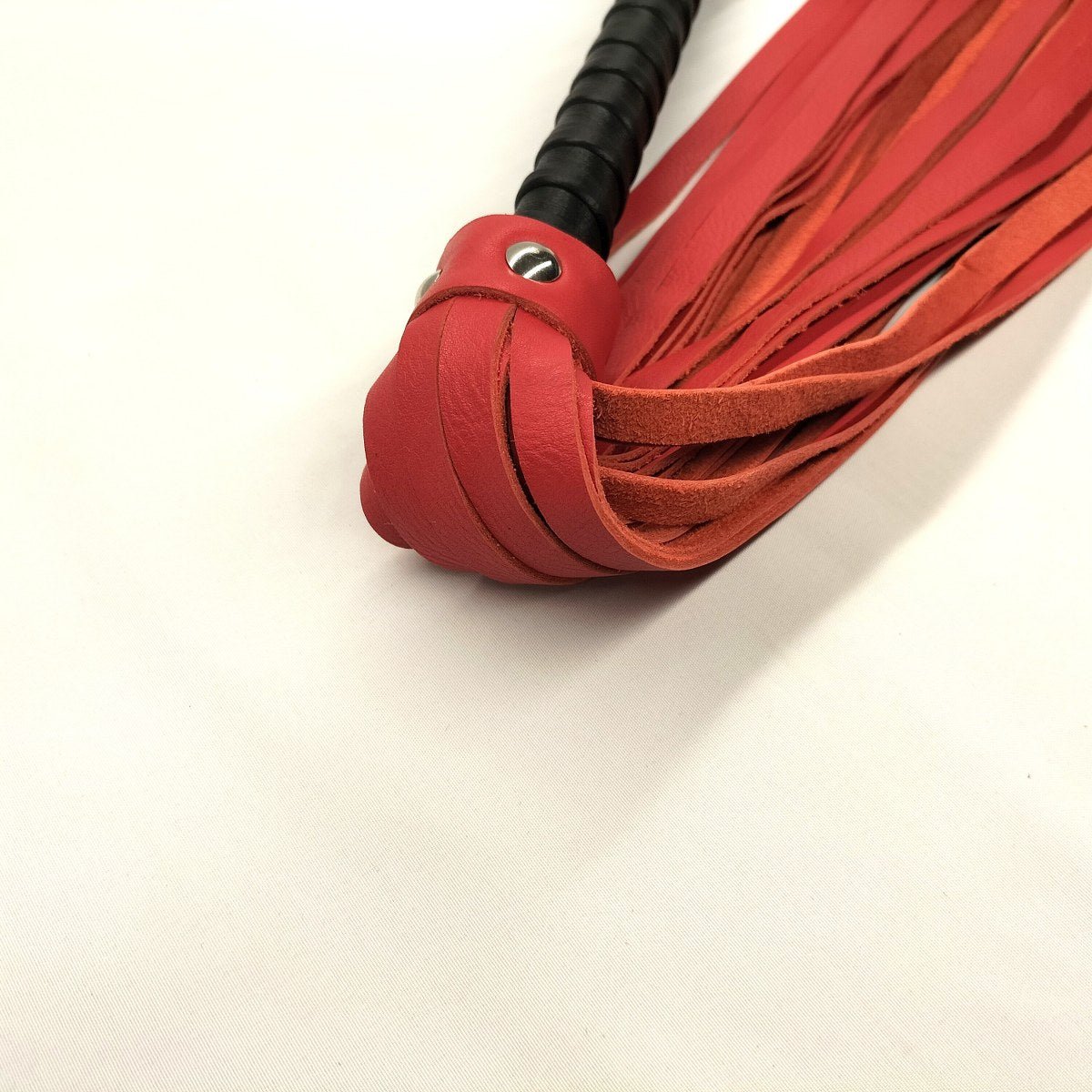 Rode Kalfsleren Flogger 36 Falls - Luxe Leren BDSM Gesel met Zwart Handvat 79cm - Impact Play - SM - speeltjes