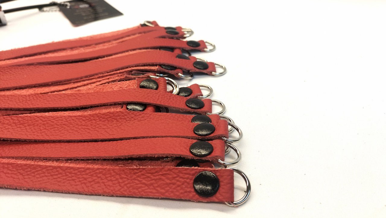 BDSM flogger rood leer - detail handgreep en D-ringen