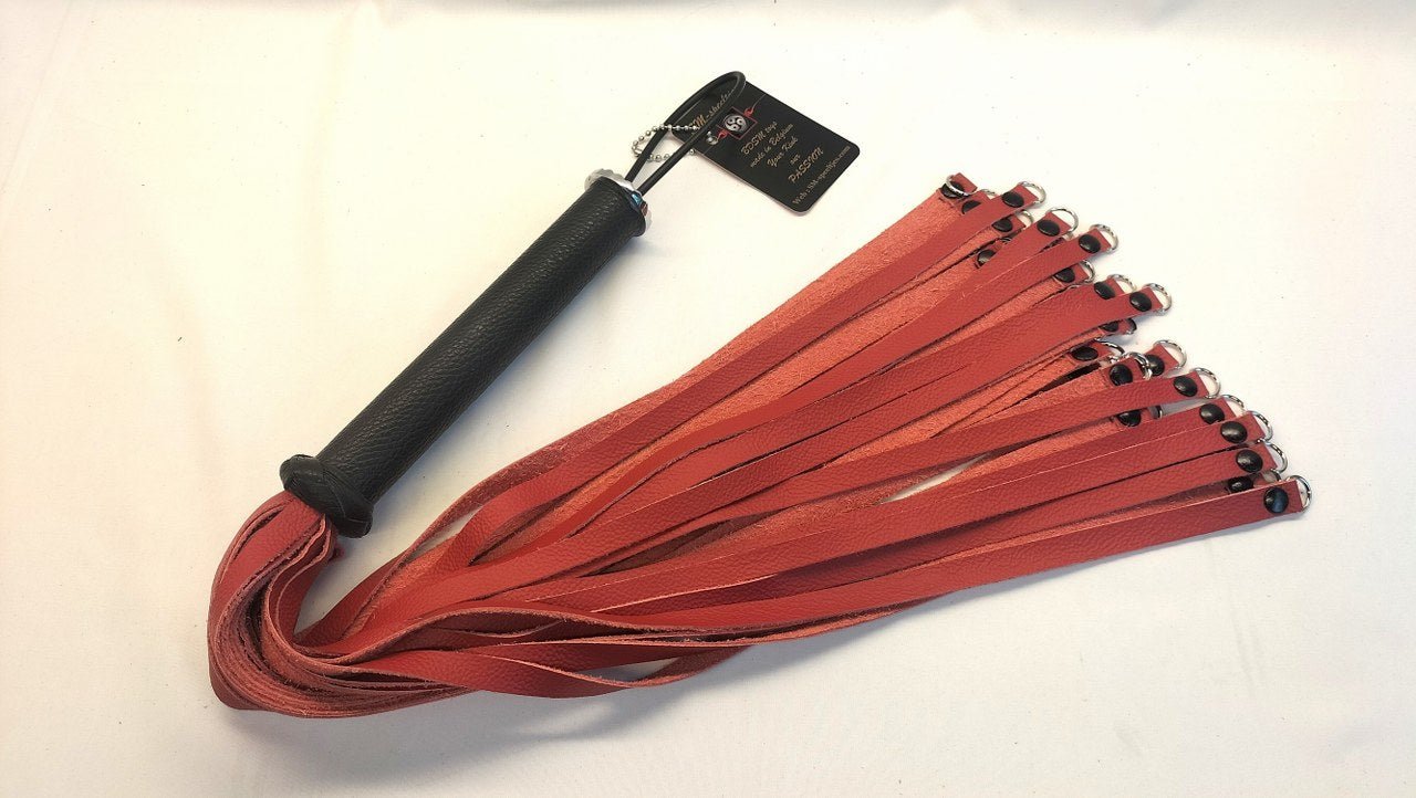Rood leren flogger met D-ringen - BDSM zweep overzicht