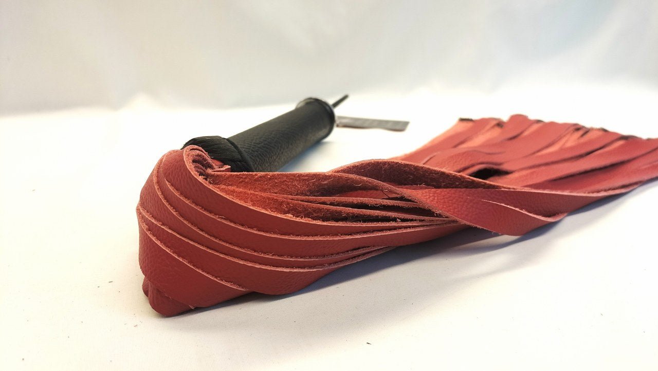 Rode leder flogger met metalen D-ringen - impact play zweep