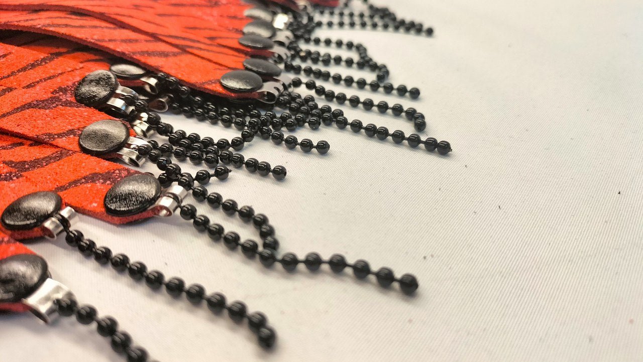 Rood Suéde Flogger met Patroon en Glinstering - Handgemaakte Chainball Flogger - BDSM - SM - speeltjes