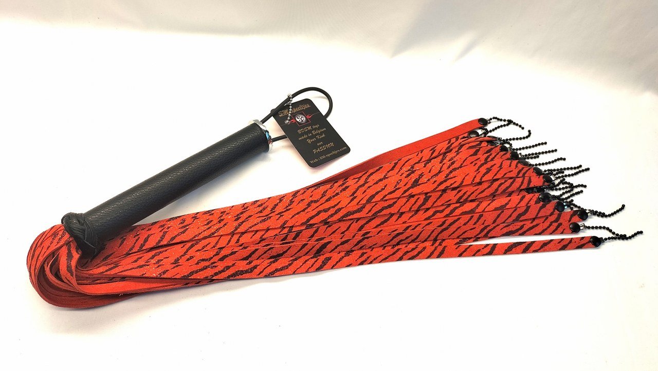 Rood Suéde Flogger met Patroon en Glinstering - Handgemaakte Chainball Flogger - BDSM - SM - speeltjes