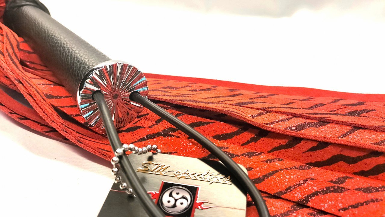 Rood Suéde Flogger met Patroon en Glinstering - Handgemaakte Chainball Flogger - BDSM - SM - speeltjes