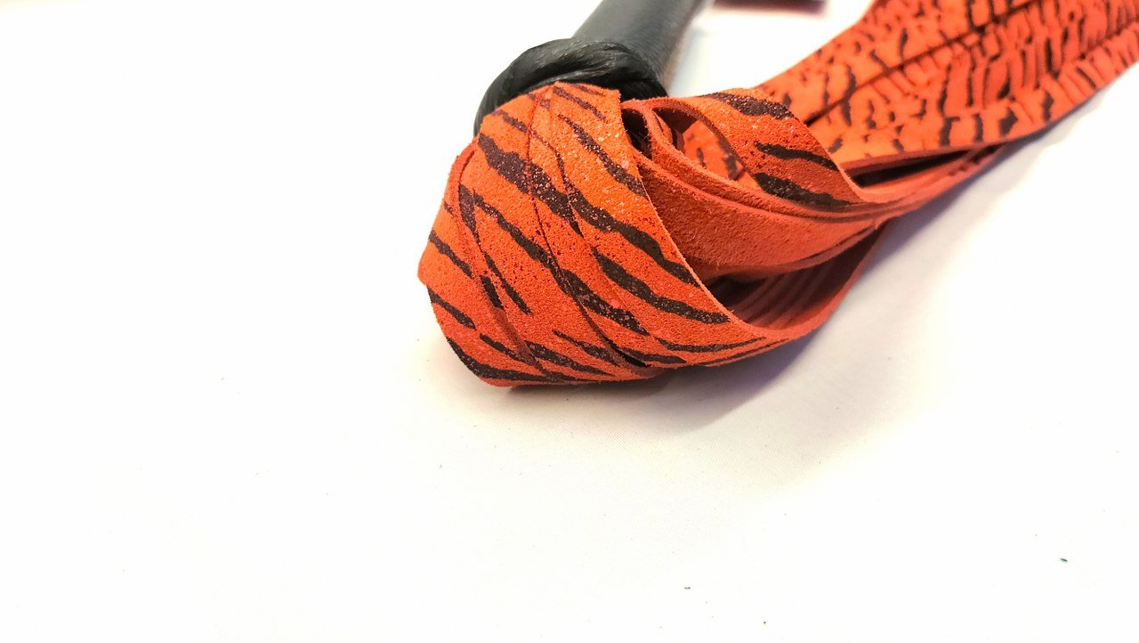 Rood Suéde Flogger met Patroon en Glinstering - Handgemaakte Chainball Flogger - BDSM - SM - speeltjes