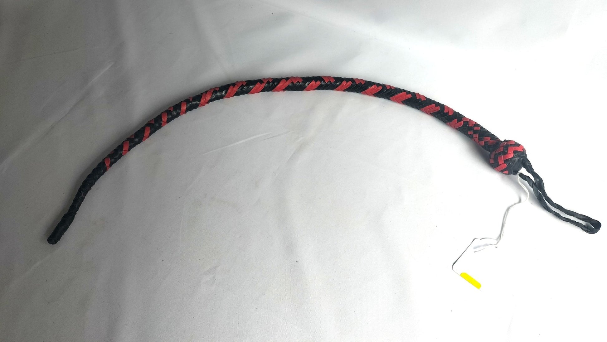 deze-kruising-tussen-een-zweep-en-een-cane-is-echt-wel-een-heel-venijnig-ding-door-zijn-zeer-beparkte-diameter-van-amper-18mm-is-hij-perfect-voor-iemand-met-kleinere-handen-maar-wel-een-sadistische-insteek-heeft-1