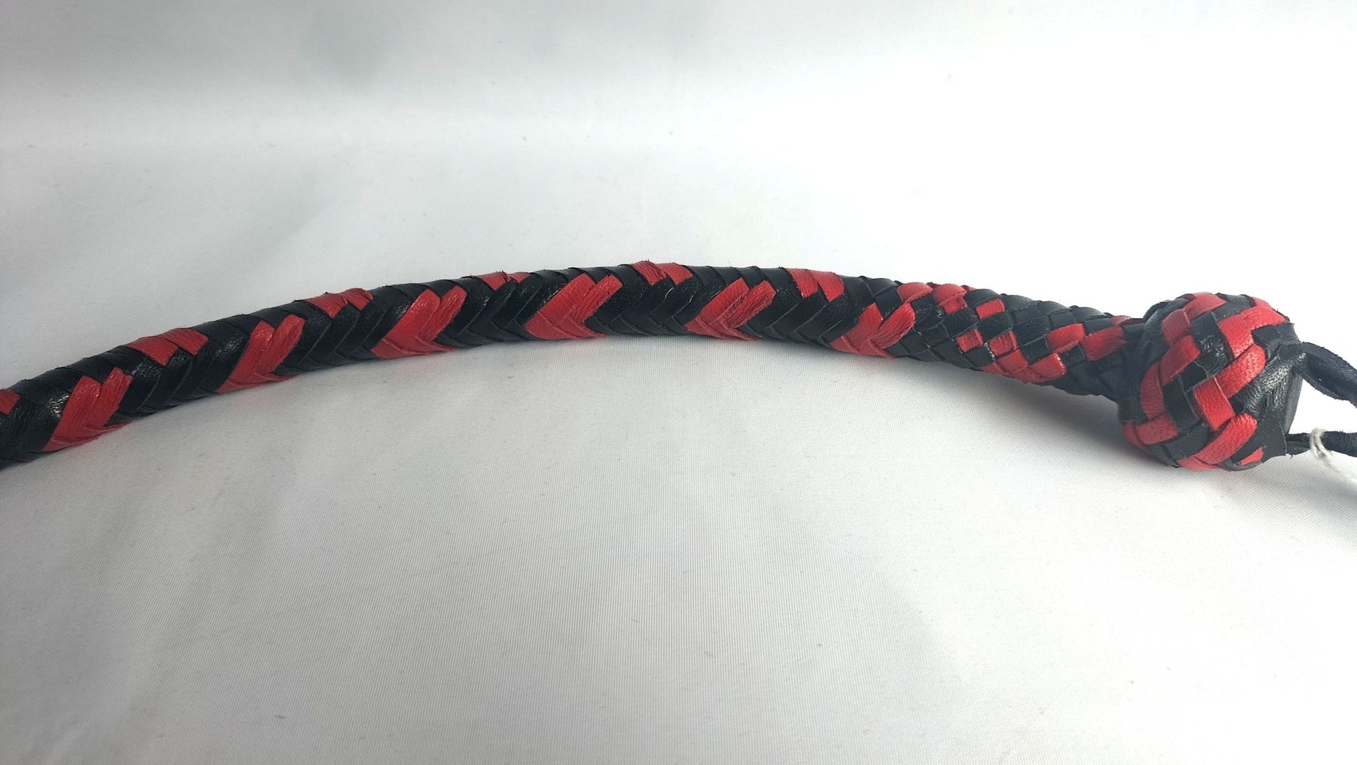 deze-kruising-tussen-een-zweep-en-een-cane-is-echt-wel-een-heel-venijnig-ding-door-zijn-zeer-beparkte-diameter-van-amper-18mm-is-hij-perfect-voor-iemand-met-kleinere-handen-maar-wel-een-sadistische-insteek-heeft-2