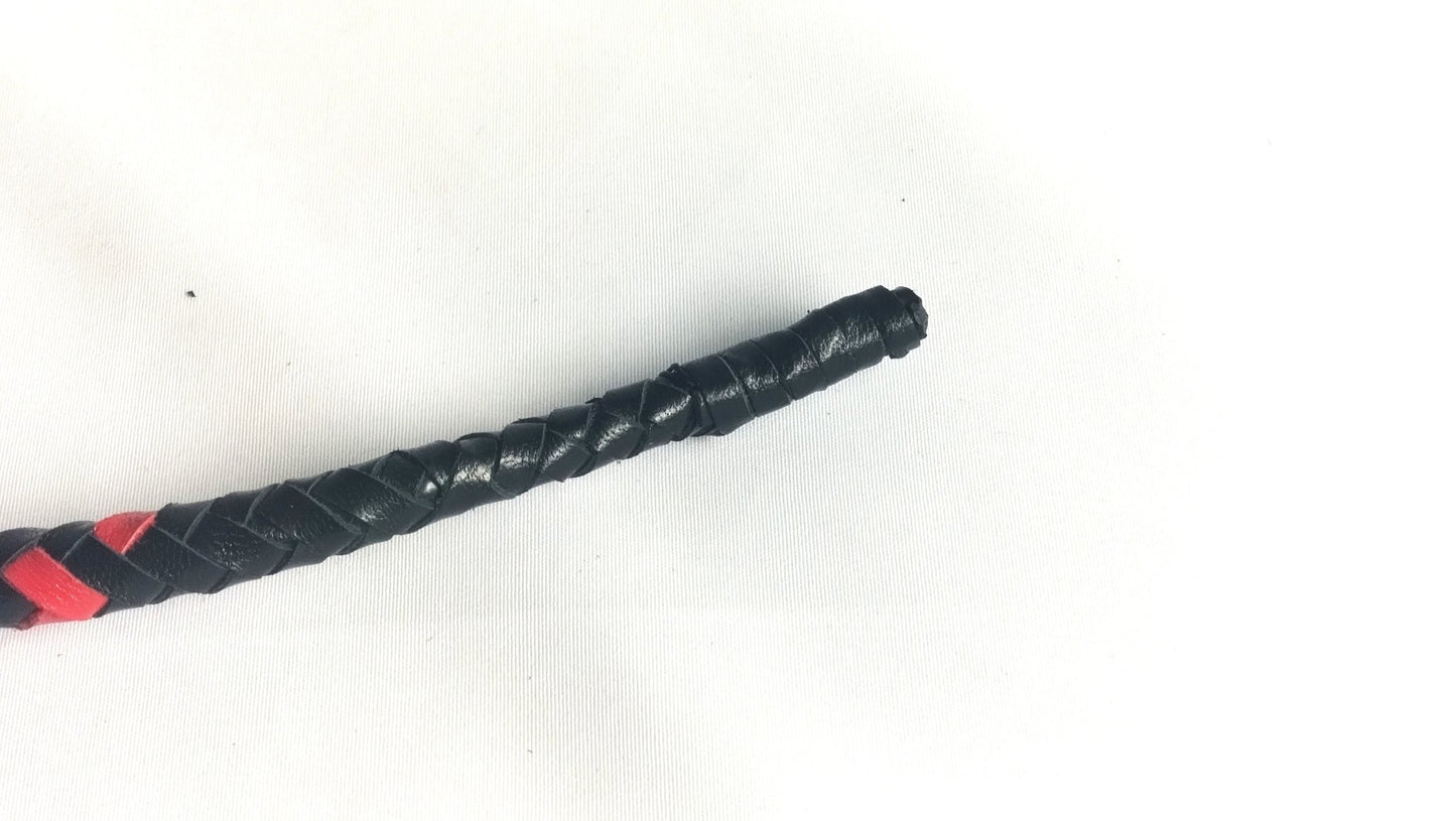 deze-kruising-tussen-een-zweep-en-een-cane-is-echt-wel-een-heel-venijnig-ding-door-zijn-zeer-beparkte-diameter-van-amper-18mm-is-hij-perfect-voor-iemand-met-kleinere-handen-maar-wel-een-sadistische-insteek-heeft-3