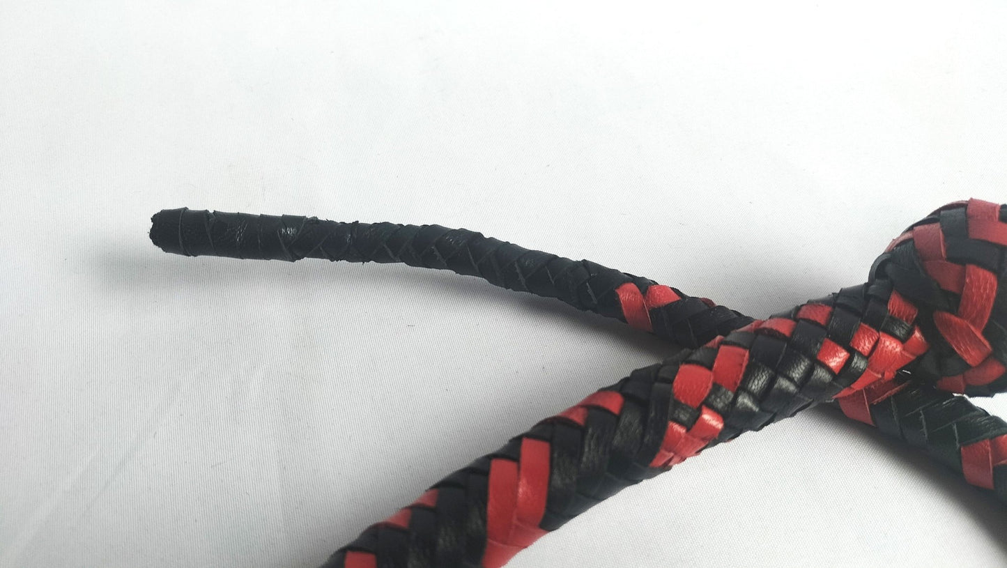 deze-rood-zwart-eder-geweven-zweep-zonder-fall-of-cracker-is-een-erg-leuk-speeltjes-voor-de-sadist-met-kleinere-handen-met-zijn-totalelengte-van-90cm-en-zeer-flexibel-heeft-ie-best-een-ferme-impact-op-je-speeltpartner-2
