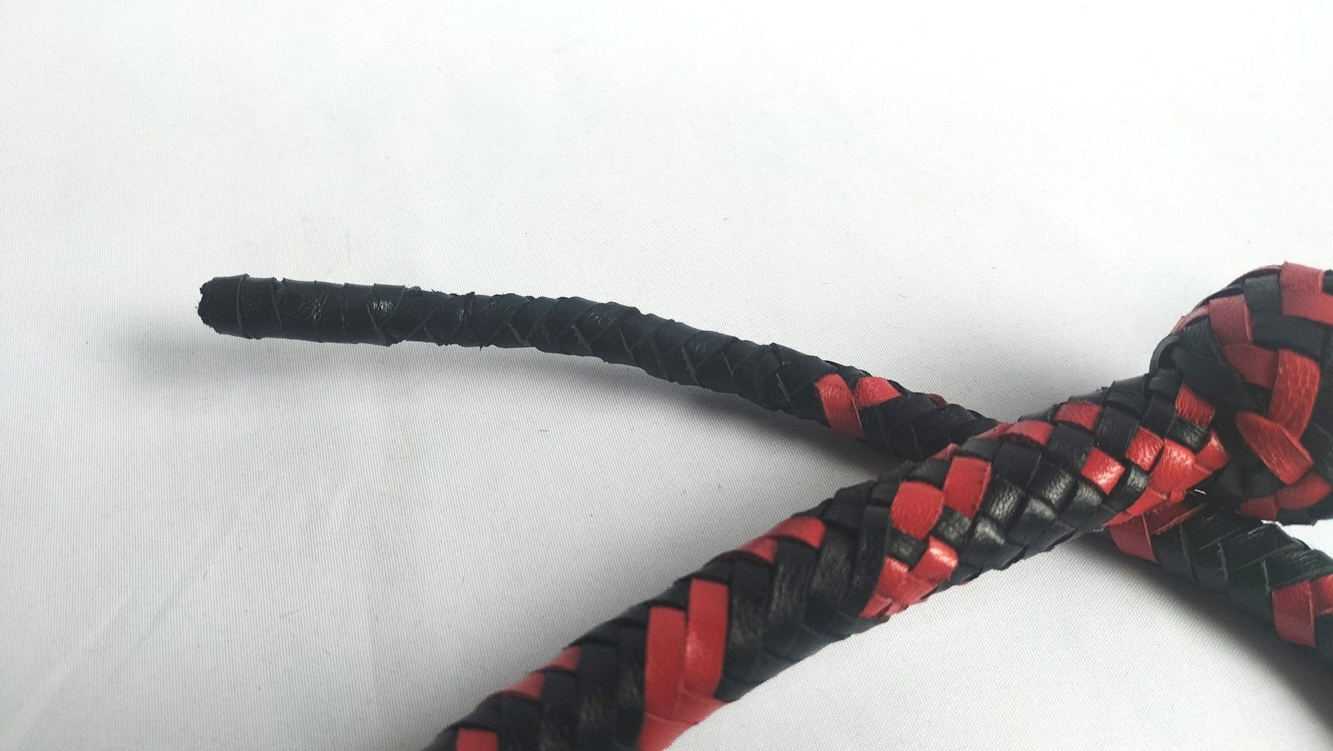 deze-rood-zwart-eder-geweven-zweep-zonder-fall-of-cracker-is-een-erg-leuk-speeltjes-voor-de-sadist-met-kleinere-handen-met-zijn-totalelengte-van-90cm-en-zeer-flexibel-heeft-ie-best-een-ferme-impact-op-je-speeltpartner-2