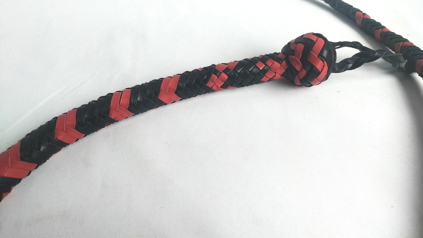 deze-rood-zwart-eder-geweven-zweep-zonder-fall-of-cracker-is-een-erg-leuk-speeltjes-voor-de-sadist-met-kleinere-handen-met-zijn-totalelengte-van-90cm-en-zeer-flexibel-heeft-ie-best-een-ferme-impact-op-je-speeltpartner-1