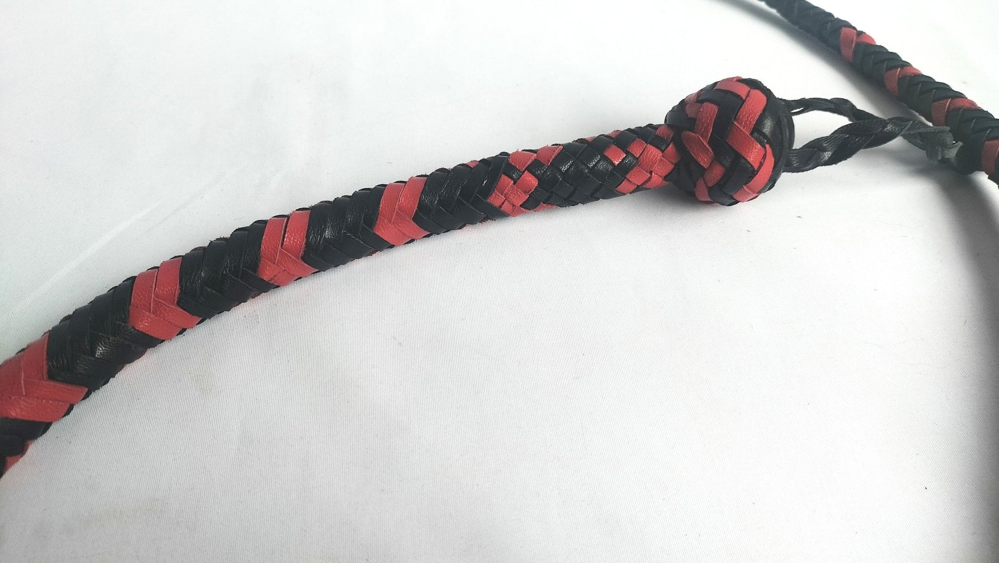 deze-rood-zwart-eder-geweven-zweep-zonder-fall-of-cracker-is-een-erg-leuk-speeltjes-voor-de-sadist-met-kleinere-handen-met-zijn-totalelengte-van-90cm-en-zeer-flexibel-heeft-ie-best-een-ferme-impact-op-je-speeltpartner-1