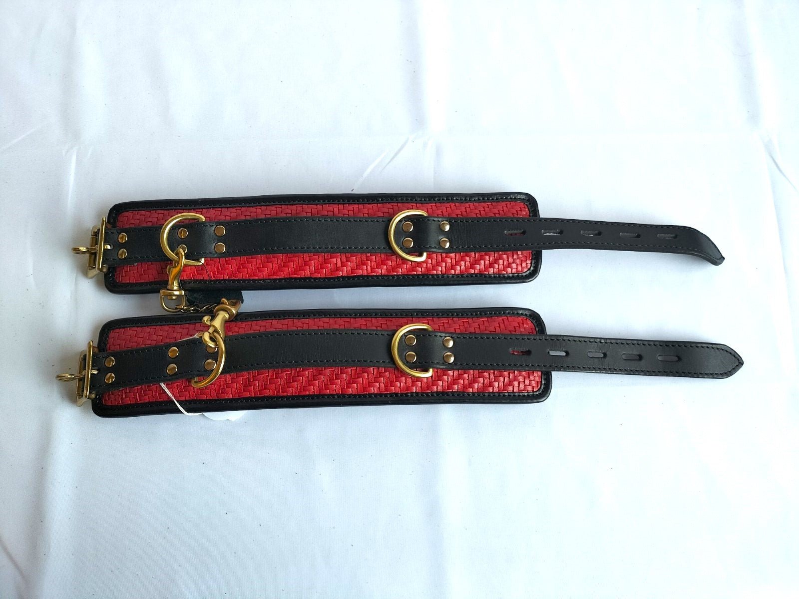 Rood/zwart geweven lederen pols, voet - boeien of collar bronskleurige sluitingen (diverse mogelijkheden) - SM - speeltjes