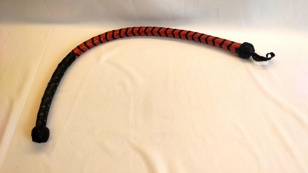 deze-zweep-of-flexibele-dikke-lederen-cane-is-de-ideale-bdsm-toy-voor-liefhebbers-van-bloodplay-in-combinatie-met-zwaardere-impact-play-2