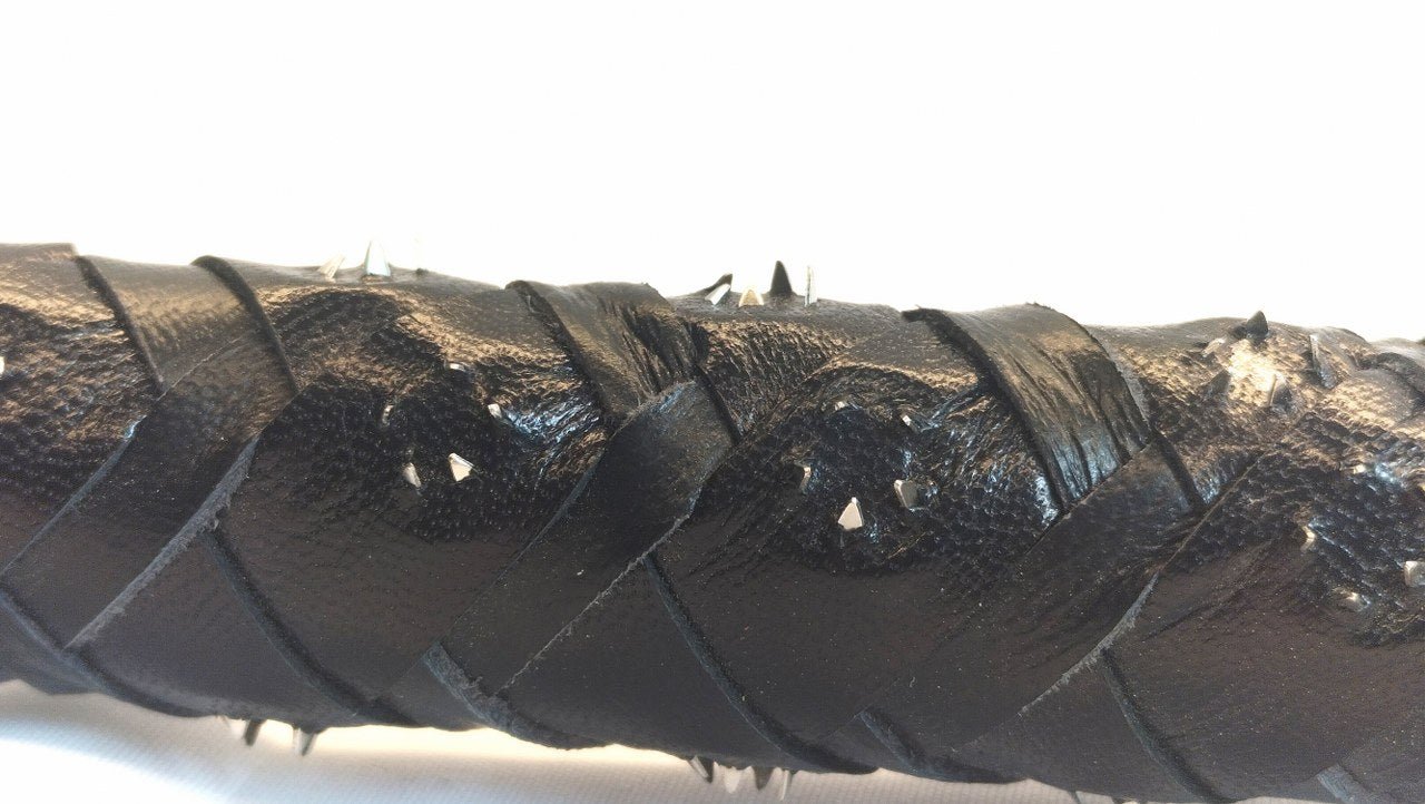 deze-zweep-of-flexibele-dikke-lederen-cane-is-de-ideale-bdsm-toy-voor-liefhebbers-van-bloodplay-in-combinatie-met-zwaardere-impact-play-5