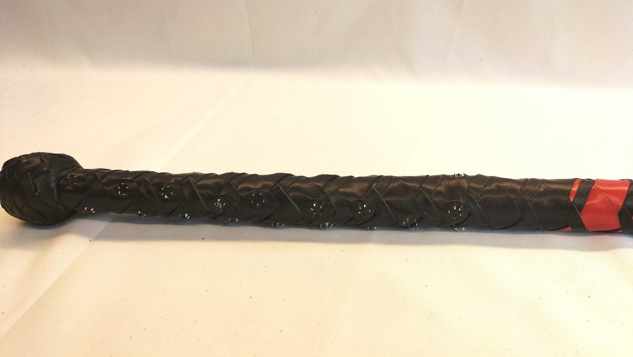 deze-zweep-of-flexibele-dikke-lederen-cane-is-de-ideale-bdsm-toy-voor-liefhebbers-van-bloodplay-in-combinatie-met-zwaardere-impact-play-3