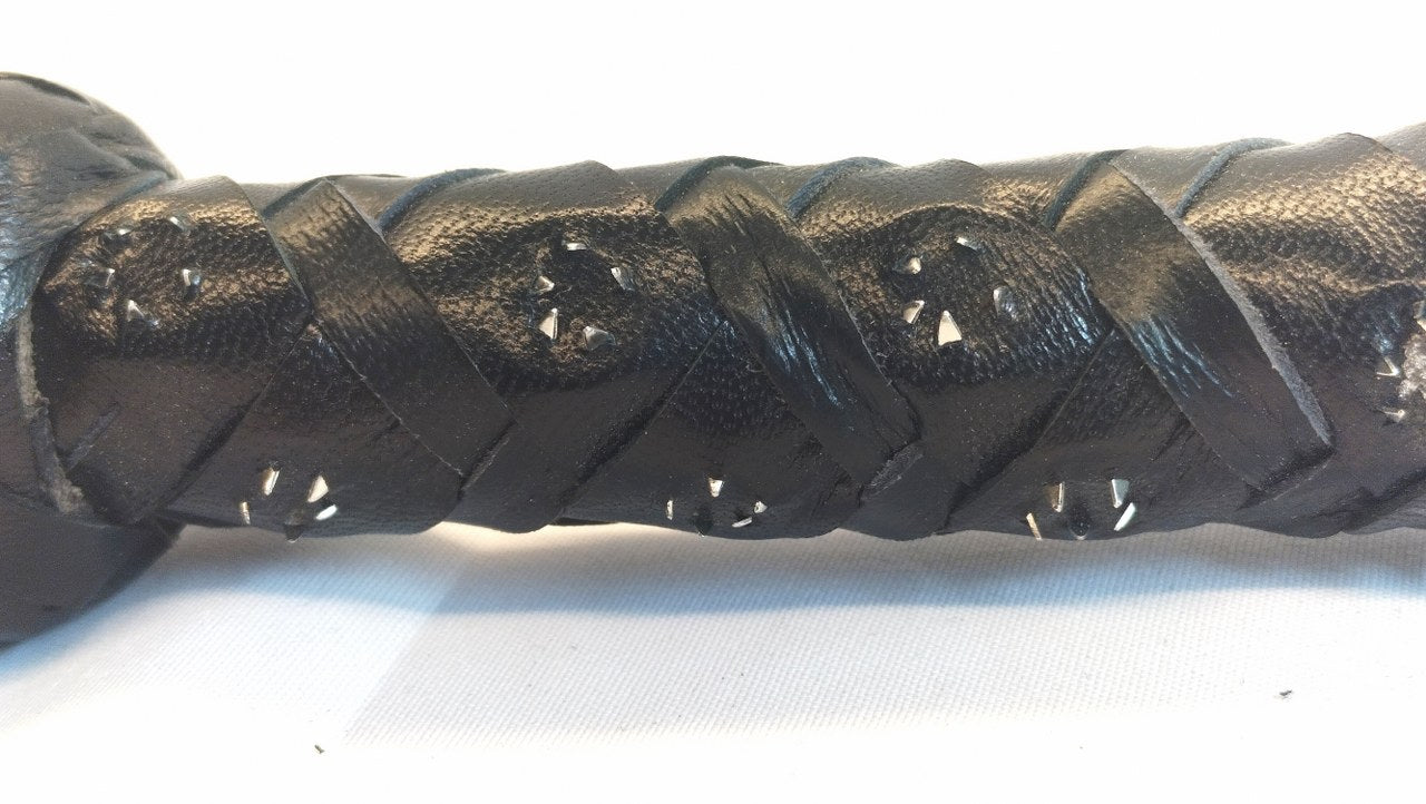 deze-zweep-of-flexibele-dikke-lederen-cane-is-de-ideale-bdsm-toy-voor-liefhebbers-van-bloodplay-in-combinatie-met-zwaardere-impact-play-4