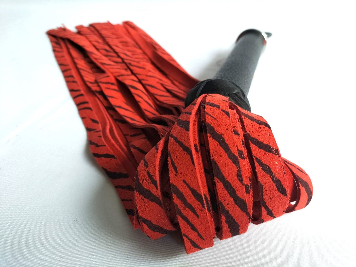 Rood/zwart suède tijgerprint flogger met zwart leer handvat - SM - speeltjes