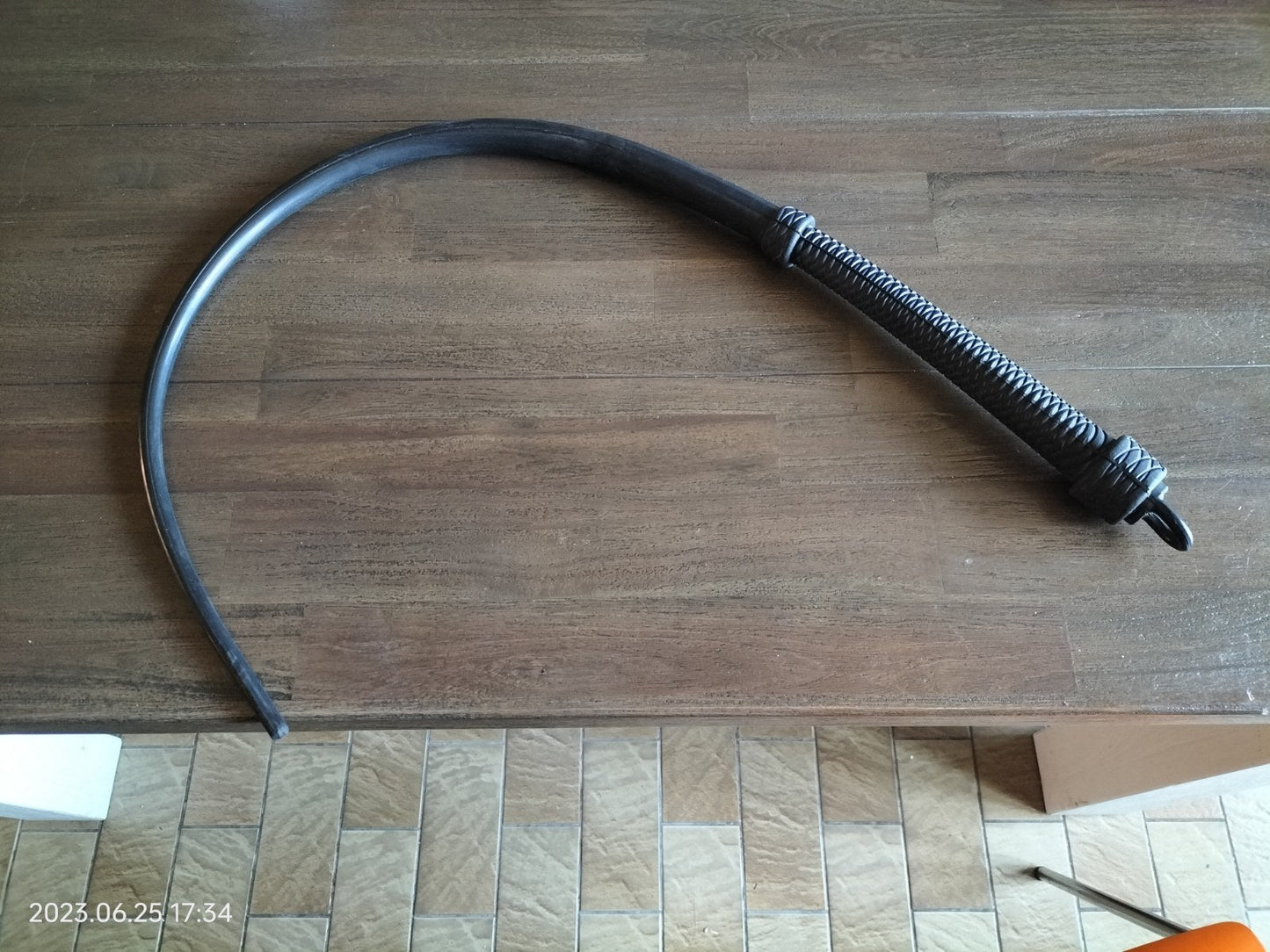 zwarte-rubber-single-tail-zweep-waar-je-als-masochist-of-als-sadist-zeker-plezier-aan-zal-hebben-deze-is-1-meter-lang-en-zeer-stevig-opgebouwd-voor-jaren-plezier-1