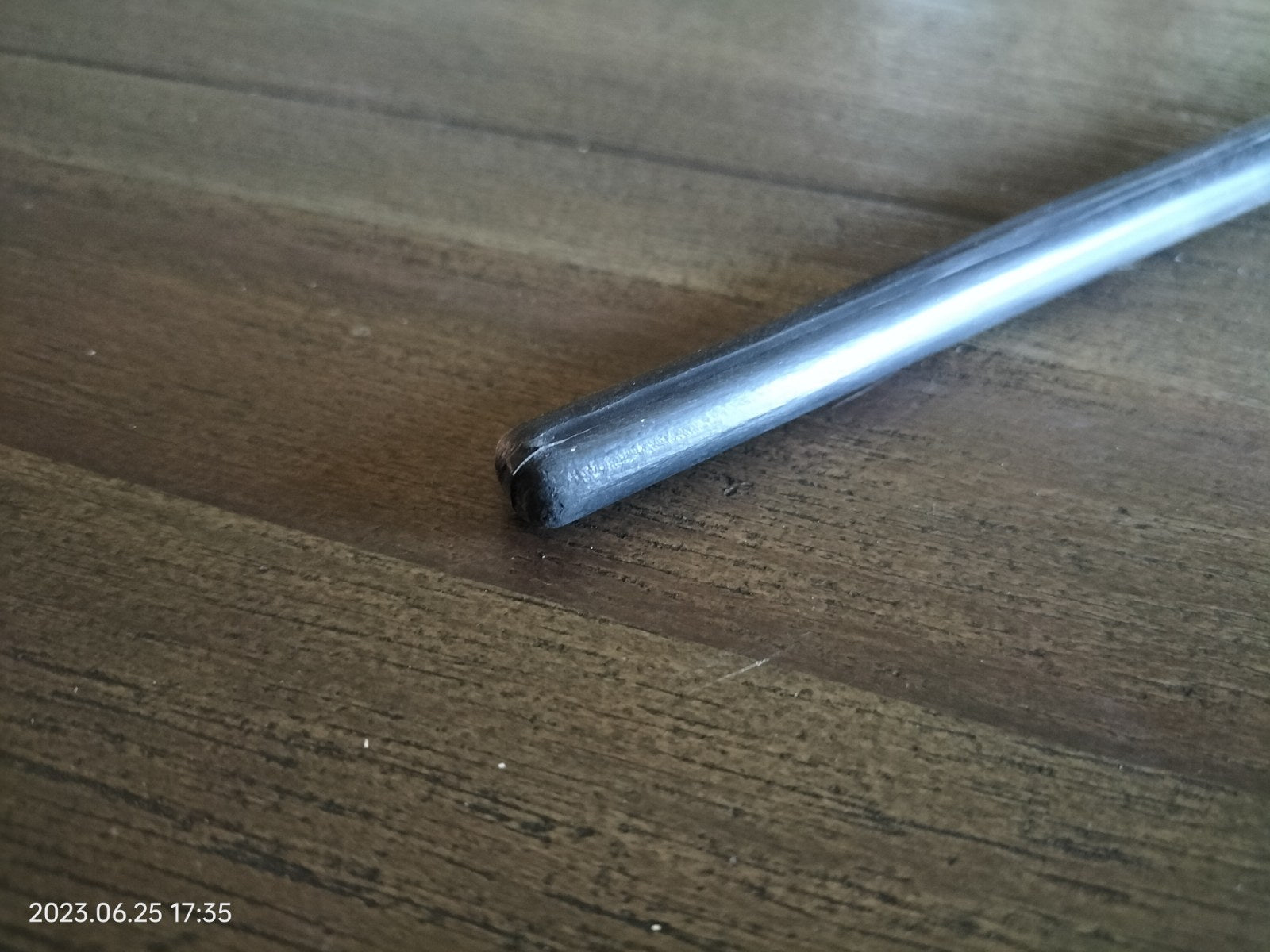 zwarte-rubber-single-tail-zweep-waar-je-als-masochist-of-als-sadist-zeker-plezier-aan-zal-hebben-deze-is-1-meter-lang-en-zeer-stevig-opgebouwd-voor-jaren-plezier-3